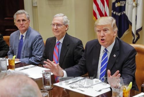 US-Präsident unterzeichnet neues Dekret mit Einreiseverboten - ảnh 1